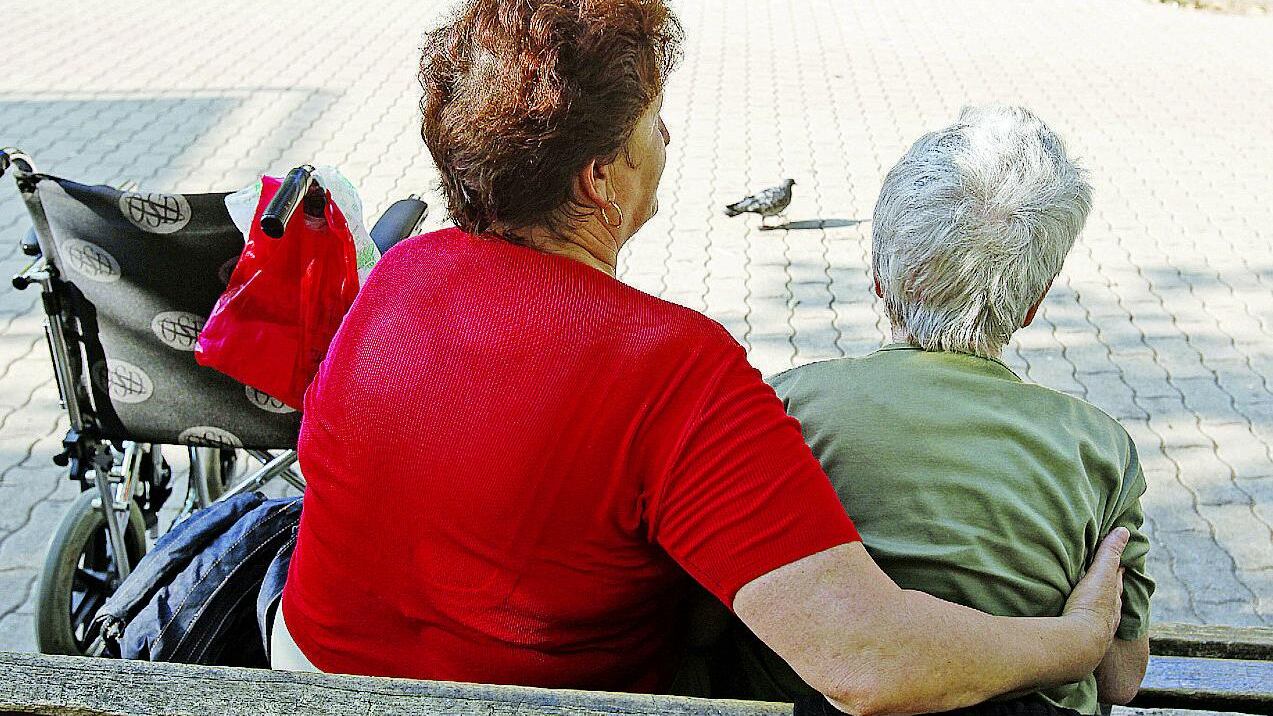 Anziani, niente assistenza se hai 5mila euro in banca