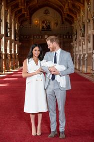 I duchi di Sussex mostrano il royal baby a due giorni dalla nascita  1