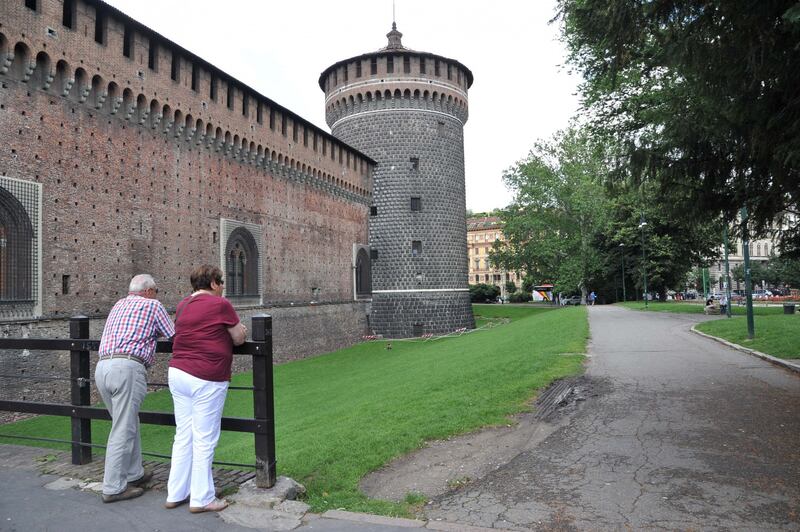 Crollano frammenti della torre: paura al Castello Sforzesco 18