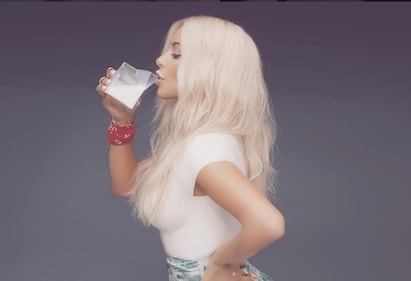 Kim Kardashian, maglietta bagnata senza reggiseno 9