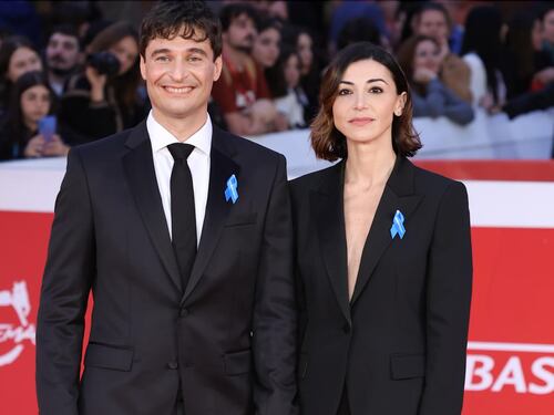 Lino Guanciale tra Ricciardi e l’amore discreto con la moglie Antonella Liuzzi