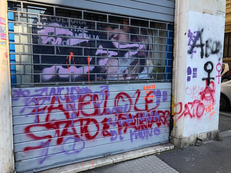 Assalto femminista contro la sede di Pro Vita e Famiglia 4