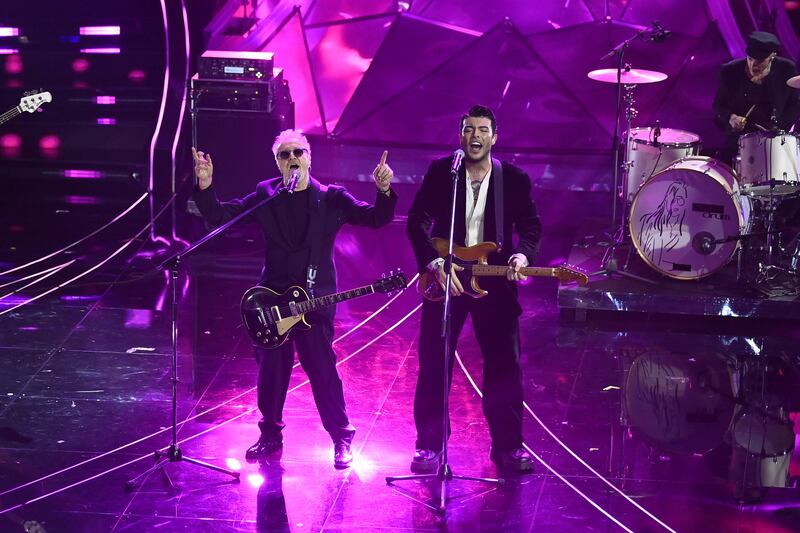 Sanremo 2024: ecco il look della quarta serata del Festival dei The Kolors 10