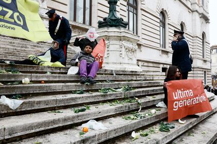 Il blitz di Ultima Generazione davanti palazzo Montecitorio: le immagini 7