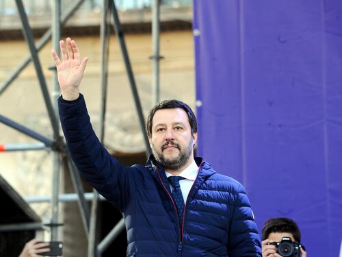 Salvini giura da premier (con il rosario in mano): "Noi in pace, loro rabbiosi"