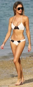 Georgina Dorsett sexy bomba in spiaggia 7