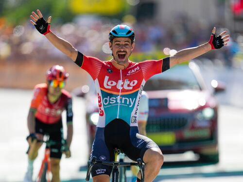 Tour de France, a Barcelonnette Campenaerts batte in volata Kwiatkowski