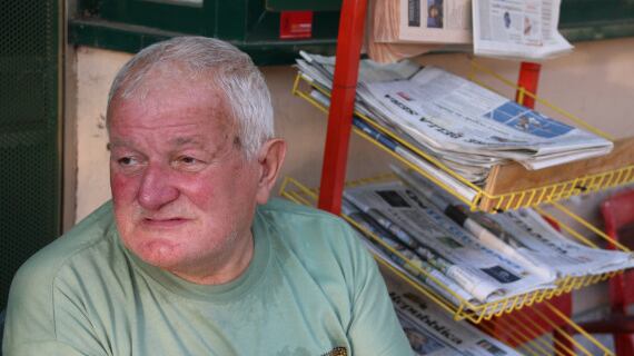 Tino l'edicolante senza edicola: "Vendo i giornali fuori dal chiosco"
