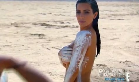 Kim Kardashian nuda nel deserto 1