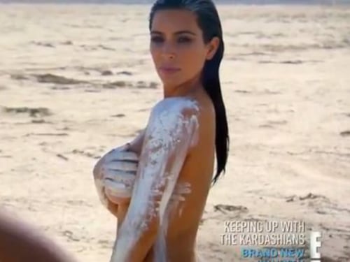 Kim Kardashian nuda nel deserto