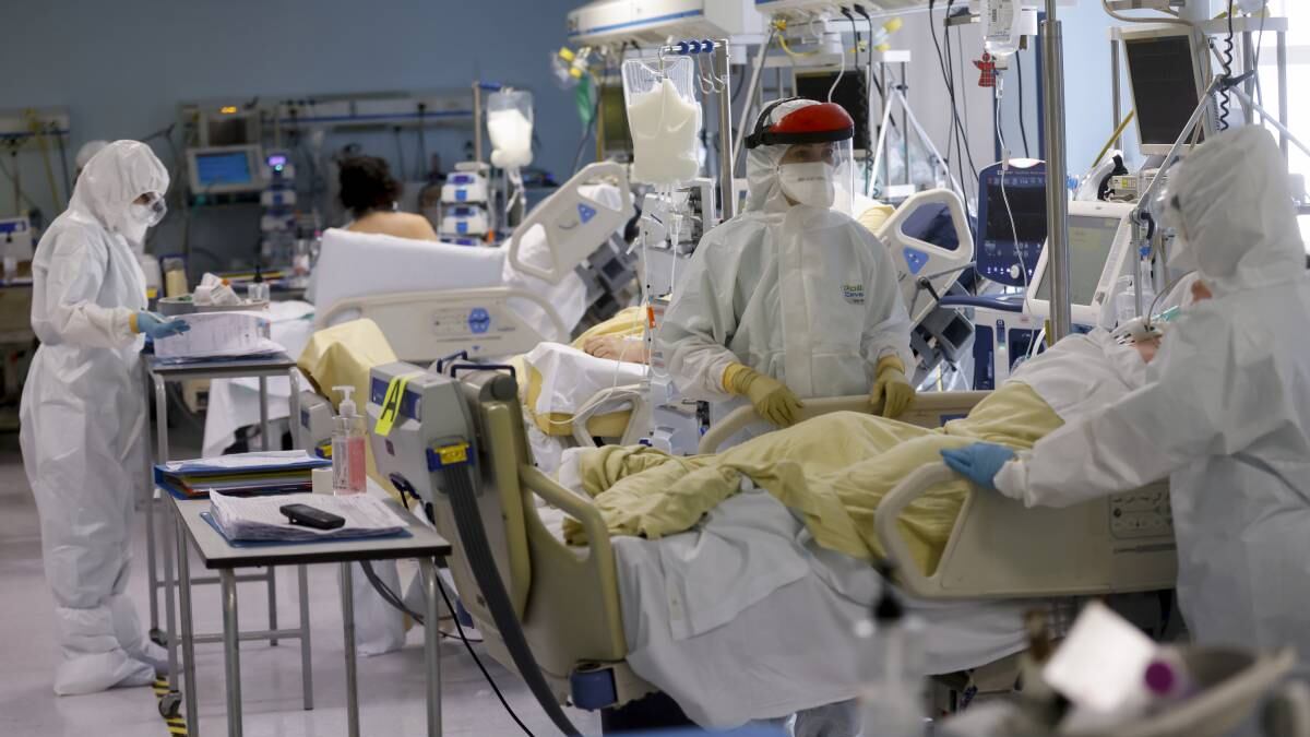 Contagi in discesa ma più morti. Dividere i positivi ricoverati per altro