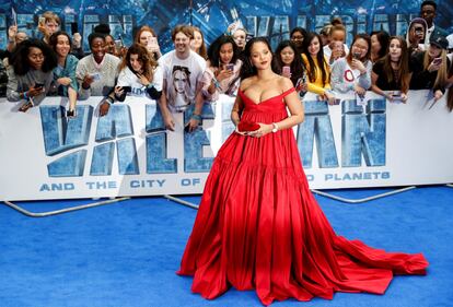 Rihanna, sexy scollatura sul red carpet 25