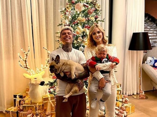 Natale a casa Ferragnez, ma Leone piange e gli hater insorgono: "Gli stai schiacciando le p..."
