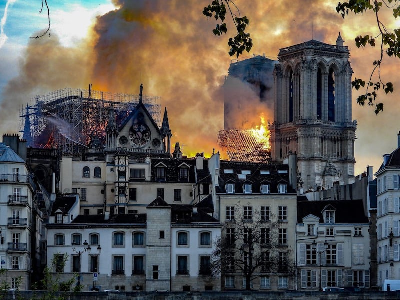 Notre Dame in fiamme: le foto del salvataggio 8