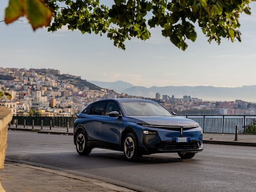 Lancia Gamma, la nuova ammiraglia sorprende su strada: comfort e piacere Made in Italy
