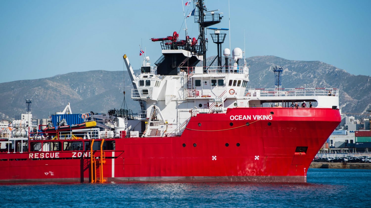 A bordo della "Ocean Viking" ora c'è un esercito di migranti