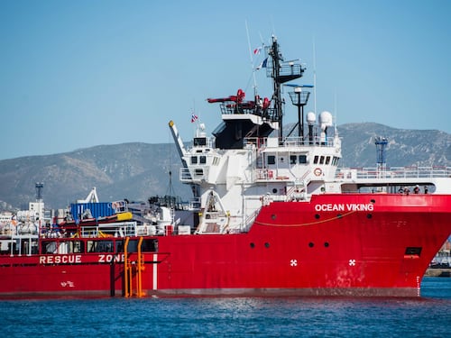 A bordo della "Ocean Viking" ora c'è un esercito di migranti