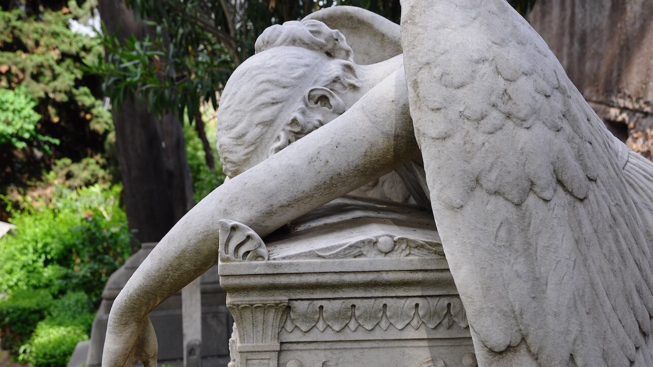 Il fisco la cerca da morta: cartella tasse spedita al cimitero
