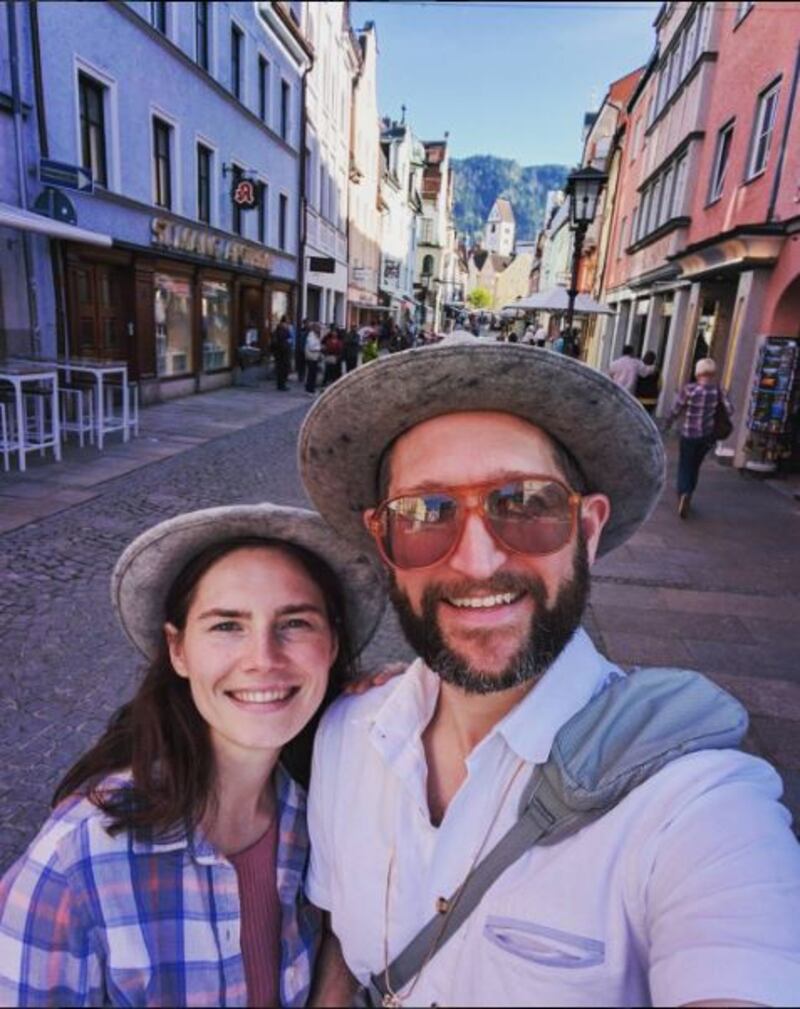 Cappuccetto rosso, gatti e vacanze: la nuova vita di Amanda Knox 3