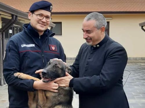 Lo strano ritrovamento in chiesa: hashish e denaro