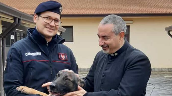 Lo strano ritrovamento in chiesa: hashish e denaro