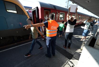 Budapest, gli immigrati prendono d'assalto la stazione 11