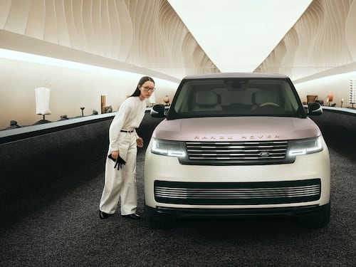 Range Rover alla Design Week con “Traces”, viaggio nell’artigianalità su misura
