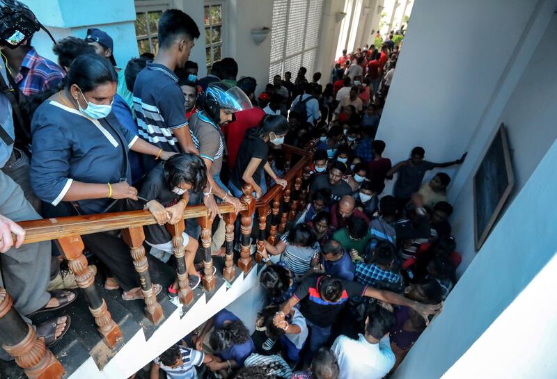 Tuffi in piscina, selfie e violenza: in Sri Lanka assaltati i palazzi del potere 7