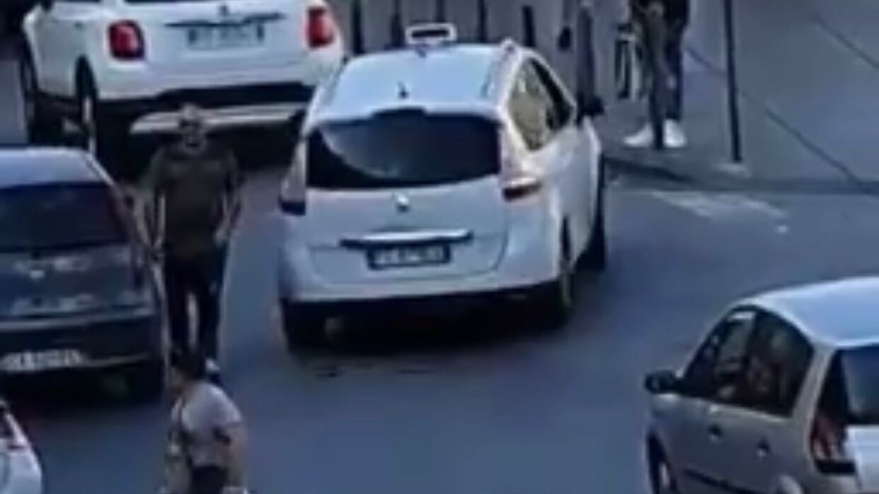 Napoli, rissa tra automobilisti in Corso Lucci: taxi preso a sprangate