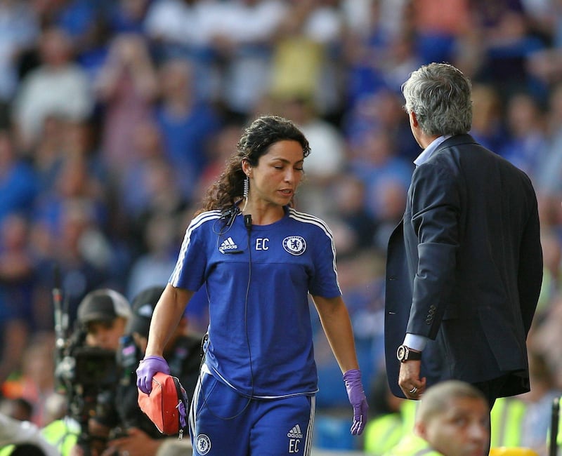 Jose Mourinho ed Eva Carneiro in campo durante la Premier League