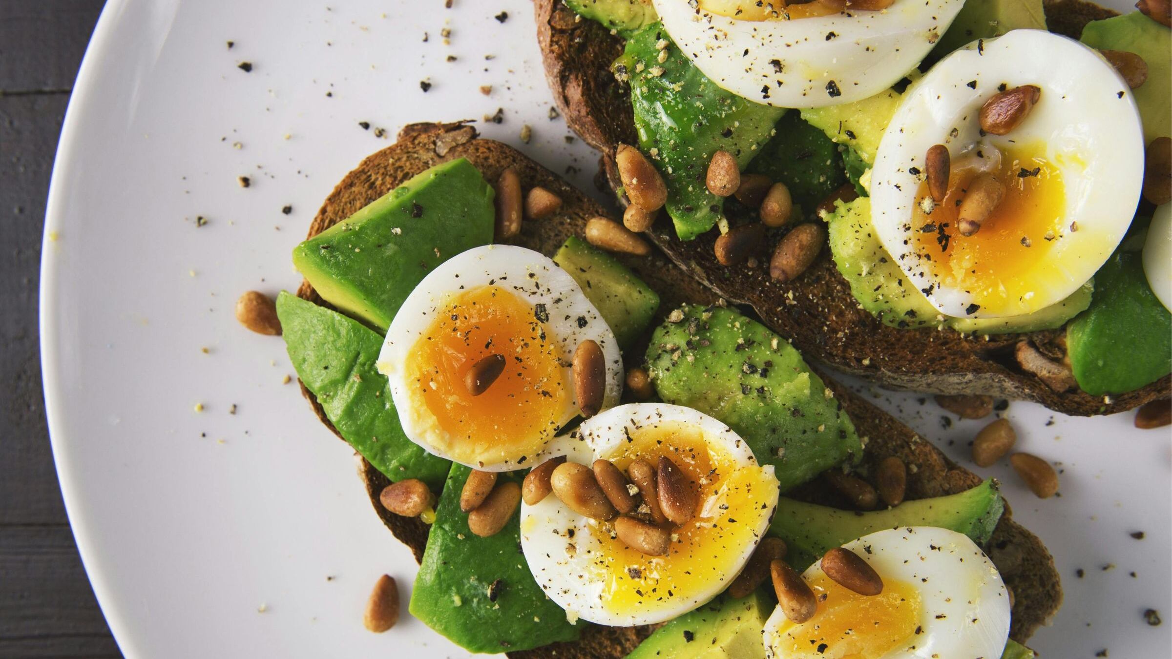 Avocado toast: 5 ricette golose che fanno bene alla salute
