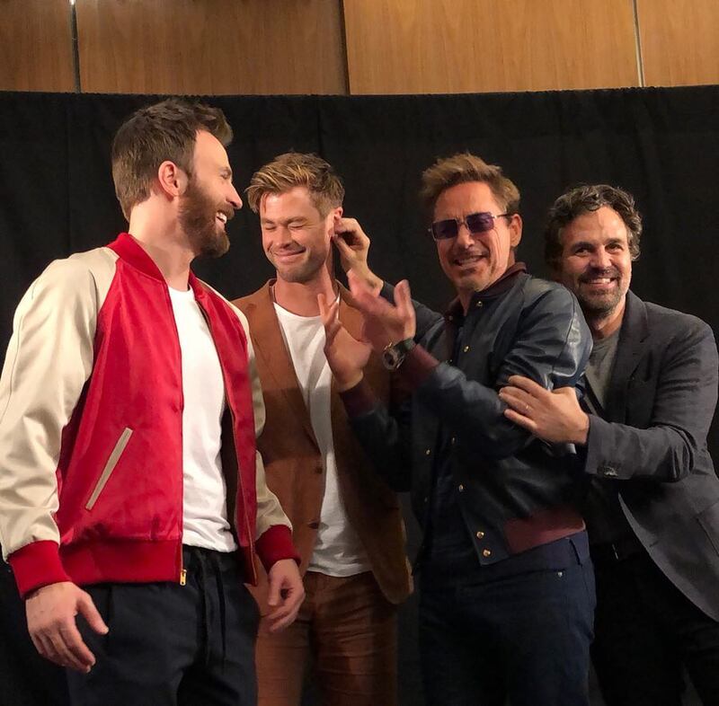 Dopo aver cantato Blondie e i Beatles, gli eroi di Avengers EndGame si divertono insieme posando per i loro fan 1