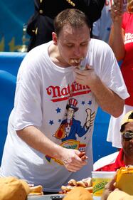 A New York la gara tra mangaitori di hot dog 7