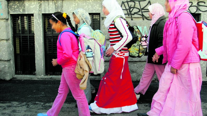 “Divieto graduale di velo islamico”. Il piano di Marine Le Pen per il futuro della Francia