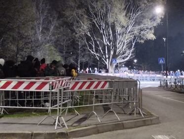 File interminabili di richiedenti asilo davanti alla Questura di via Cagni a Milano 2