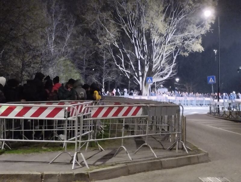 File interminabili di richiedenti asilo davanti alla Questura di via Cagni a Milano 2