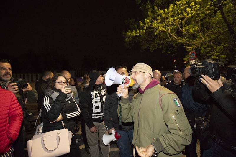 Roma, ira dei cittadini contro i rom: esplode la protesta 1