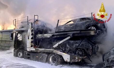 Inferno sulla A21 dove una bisarca ha preso fuoco 3
