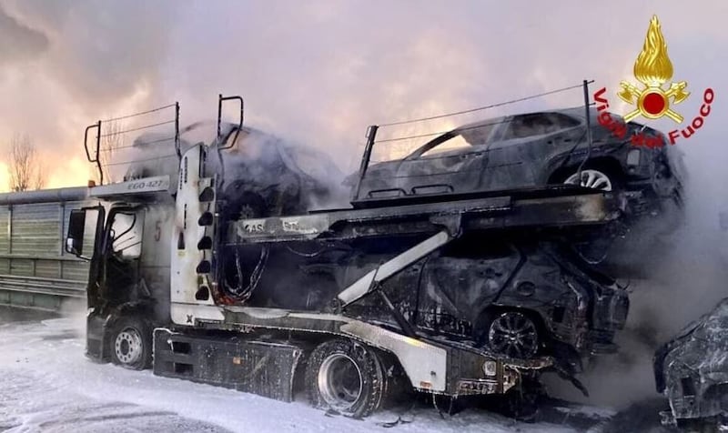 Inferno sulla A21 dove una bisarca ha preso fuoco 3