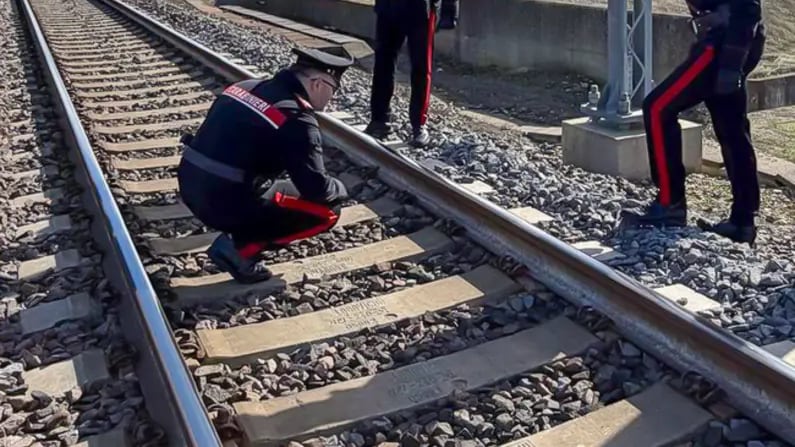 Sassi sui binari a Bologna: fermato un anarchico