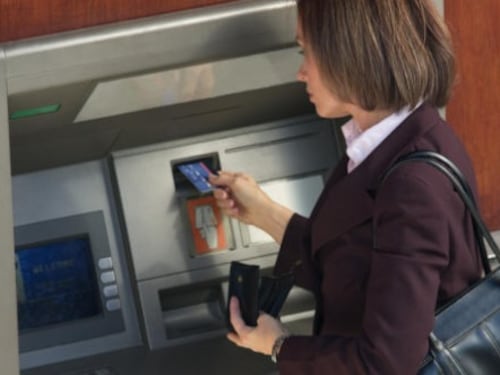 Abi, banche più digitali. Boom bonifici attraverso app