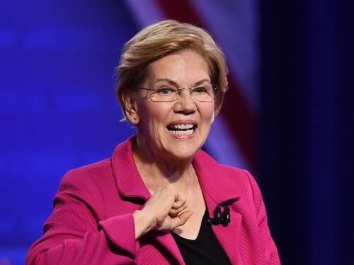 Warren provoca Facebook e pubblica spot fake
