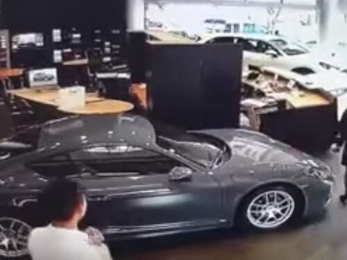 Gli consegnano la Porsche sbagliata: sfonda la vetrina del concessionario