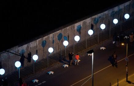 Palloncini luminosi lungo il Muro di Berlino 31