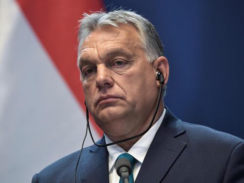 L'Ue si spacca sulle sanzioni. Orbán: "Una bomba atomica". E la propaganda russa lo loda