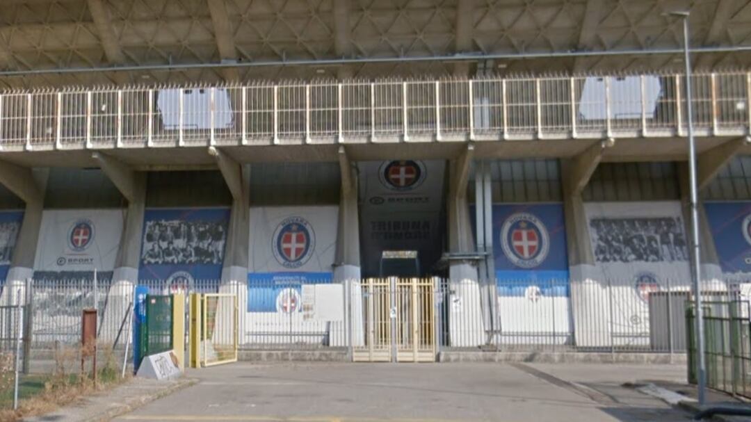 Tragedia durante il match Novara-Pro Patria: tifoso precipita dalla curva, è grave