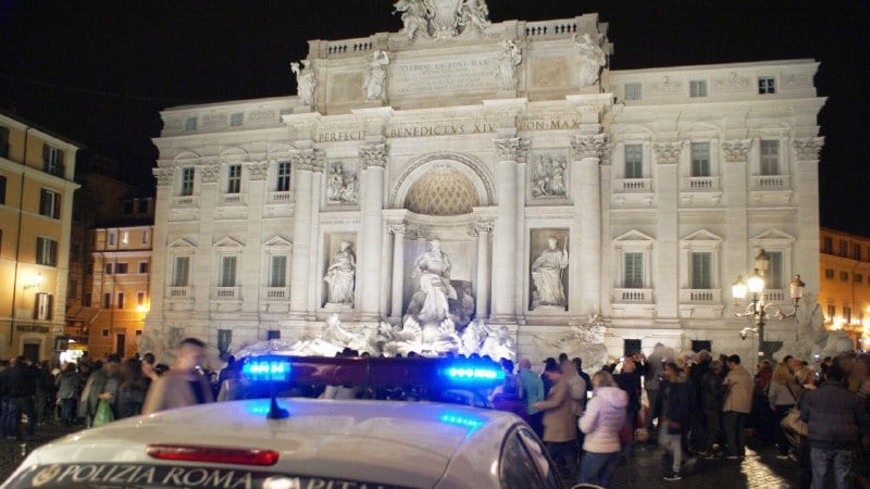 "Mettiamo questa mascherina". E spezza una mano all'agente