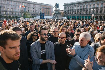 Marco Mengoni in Piazza Duomo a Milano  3