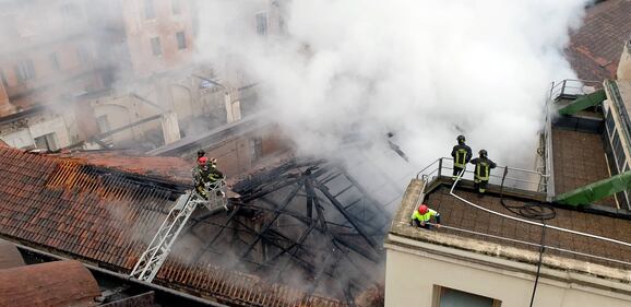 Incendio devasta il tetto della Cavallerizza reale di Torino 6