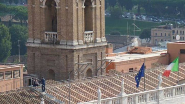 Roma, il fedelissimo della Raggi: "Sul tetto per evitare le cimici"
